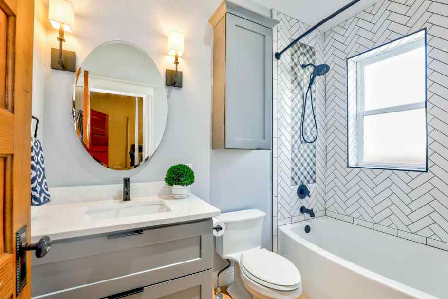 Idées de rénovation pour petite salle de bain : astuces gain de place-Le Home Staging