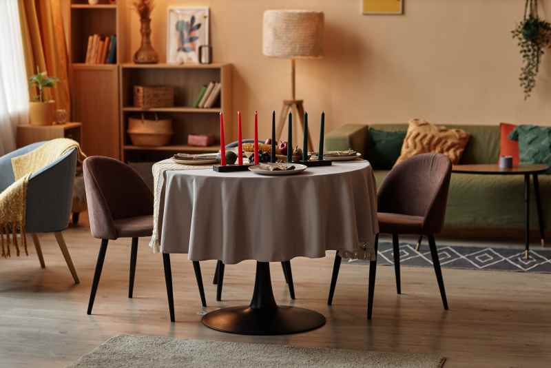 Table à manger simple : comment la dresser et qu’y poser dessus ? Le Home Staging